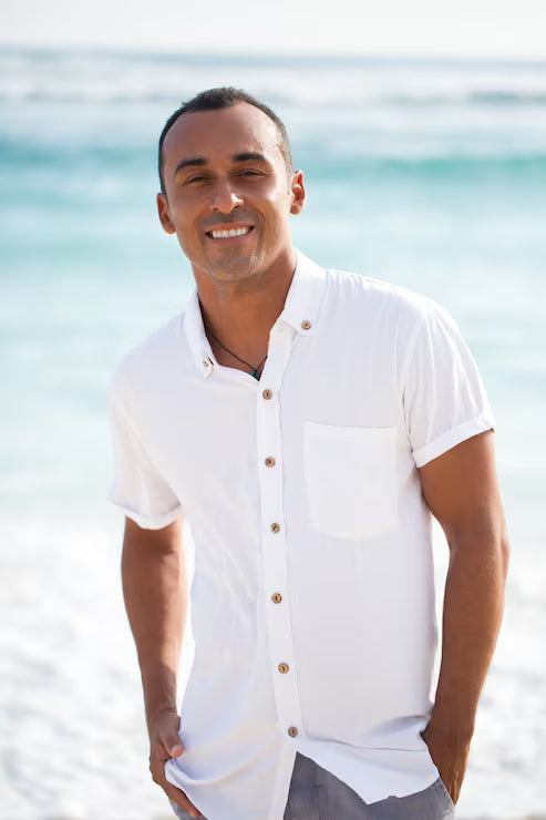 files/sonriente-hombre-guapo-mirando-camara-playa_1262-3102.webp